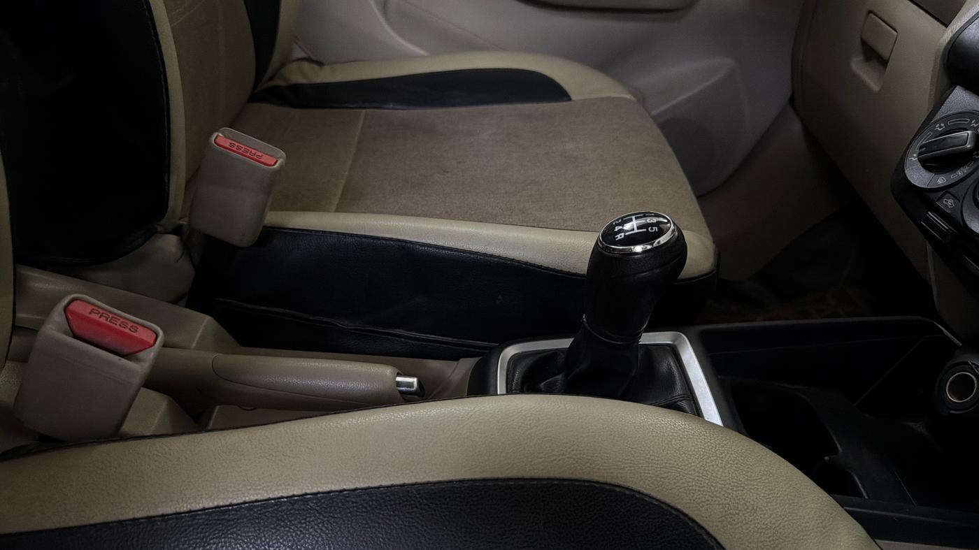 2017 Maruti Dzire VXI, Petrol, Manual, 1,16,292 km, Gear Lever
