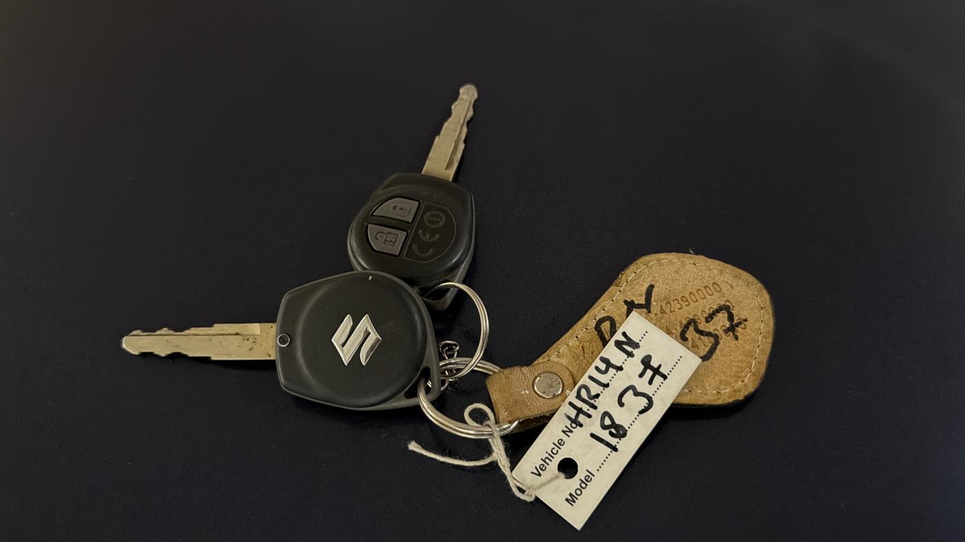 2017 Maruti Dzire VXI, Petrol, Manual, 1,16,292 km, Key Close Up