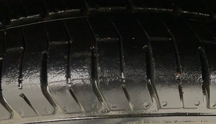 2017 Hyundai Eon MAGNA +, Petrol, Manual, 69,349 km, Left Front Tyre Tread