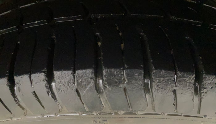 2017 Hyundai Eon MAGNA +, Petrol, Manual, 69,349 km, Left Rear Tyre Tread