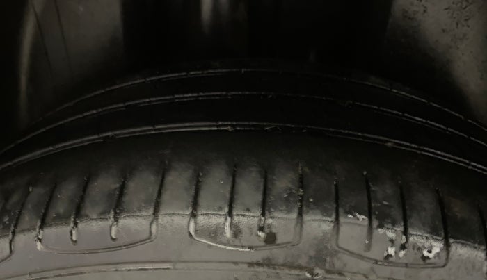 2015 Volkswagen Vento HIGHLINE 1.6 MPI, Petrol, Manual, 1,27,839 km, Right Rear Tyre Tread