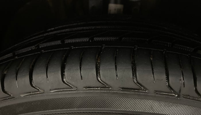 2015 Volkswagen Vento HIGHLINE 1.6 MPI, Petrol, Manual, 1,27,839 km, Right Front Tyre Tread