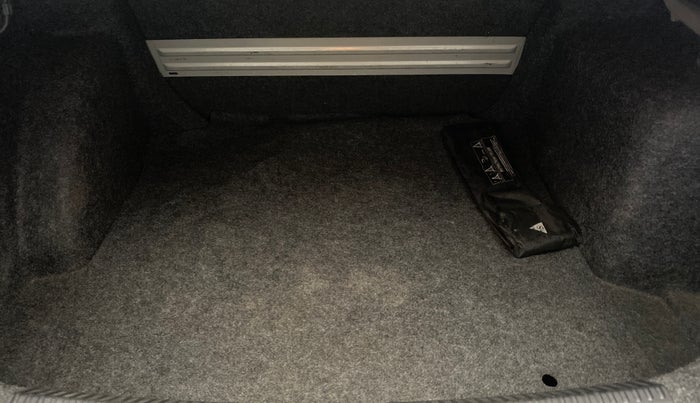 2015 Volkswagen Vento HIGHLINE 1.6 MPI, Petrol, Manual, 1,27,839 km, Boot Inside