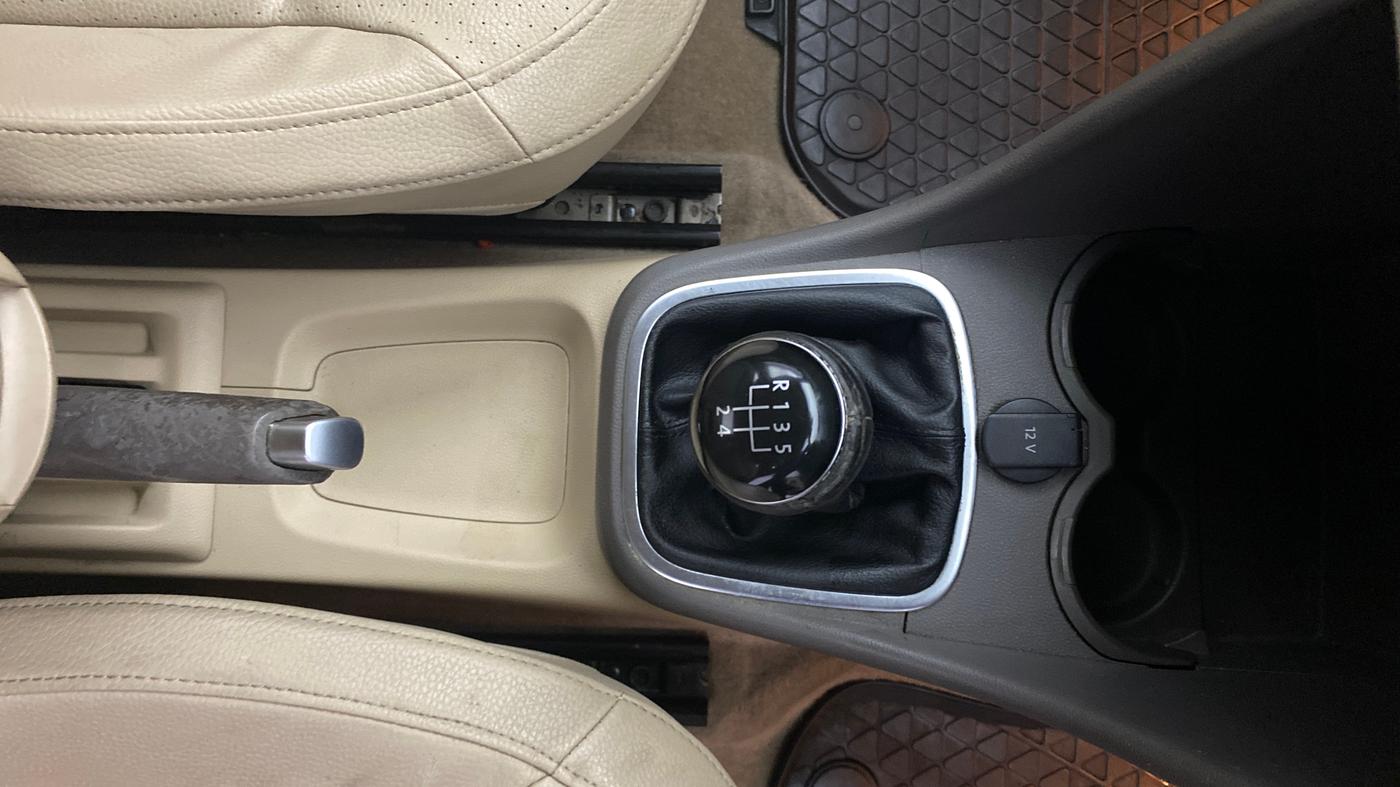 2015 Volkswagen Vento HIGHLINE 1.6 MPI, Petrol, Manual, 1,27,839 km, Gear Lever