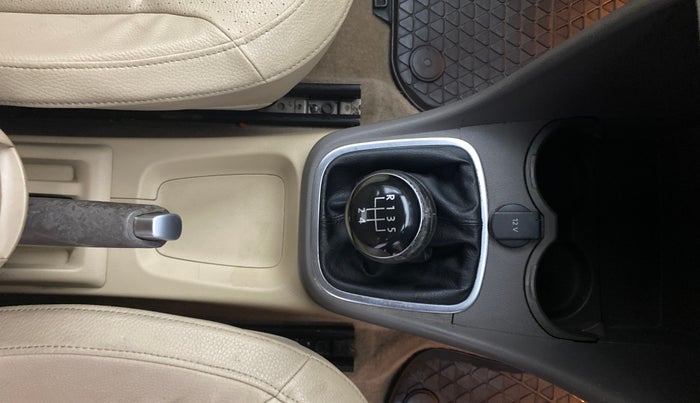 2015 Volkswagen Vento HIGHLINE 1.6 MPI, Petrol, Manual, 1,27,839 km, Gear Lever