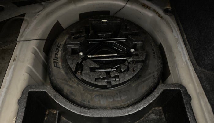 2015 Volkswagen Vento HIGHLINE 1.6 MPI, Petrol, Manual, 1,27,839 km, Spare Tyre