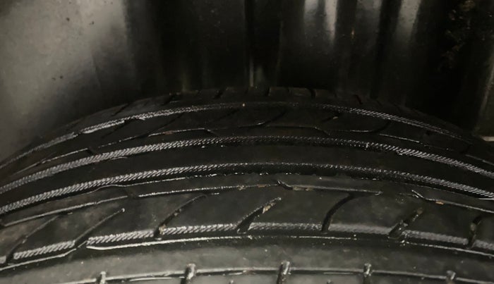 2015 Volkswagen Vento HIGHLINE 1.6 MPI, Petrol, Manual, 1,27,839 km, Left Rear Tyre Tread