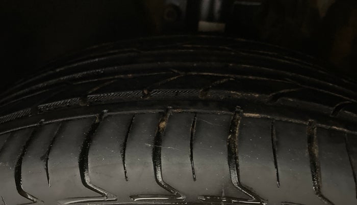 2015 Volkswagen Vento HIGHLINE 1.6 MPI, Petrol, Manual, 1,27,839 km, Left Front Tyre Tread