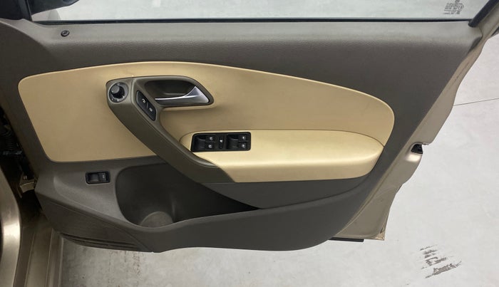 2015 Volkswagen Vento HIGHLINE 1.6 MPI, Petrol, Manual, 1,27,839 km, Driver Side Door Panels Control