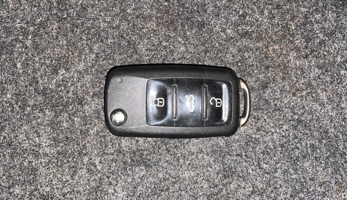 2015 Volkswagen Vento HIGHLINE 1.6 MPI, Petrol, Manual, 1,27,839 km, Key Close Up