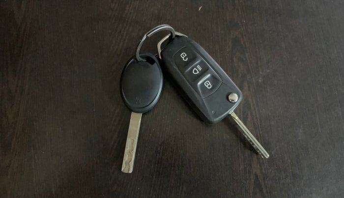 2020 Tata NEXON XM PETROL, Petrol, Manual, 56,882 km, Key Close Up