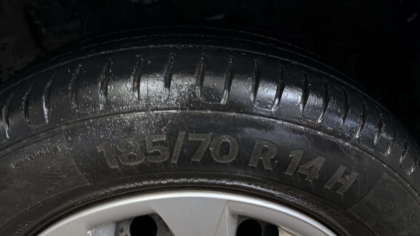 2015 Hyundai Elite i20 MAGNA 1.2, Petrol, Manual, 70,417 km, Left Front Tyre Tread