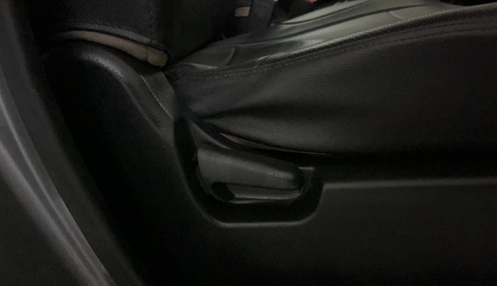 2017 Maruti Wagon R 1.0 LXI CNG, CNG, Manual, 66,078 km, Driver Side Adjustment Panel