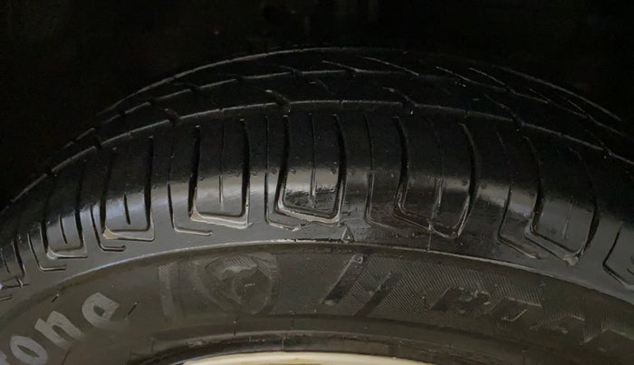 2014 Maruti Swift VXI, Petrol, Manual, 61,343 km, Right Front Tyre Tread