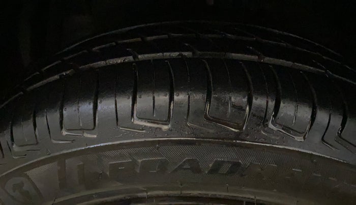 2014 Maruti Swift VXI, Petrol, Manual, 61,343 km, Left Front Tyre Tread