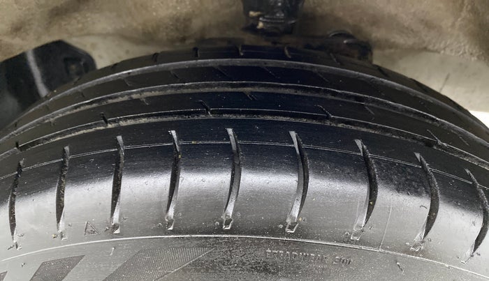 2019 Maruti Eeco 5 STR WITH A/C+HTR, Petrol, Manual, 86,434 km, Right Front Tyre Tread