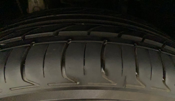 2020 Mahindra MARAZZO M8 8 STR, Diesel, Manual, 65,701 km, Right Front Tyre Tread