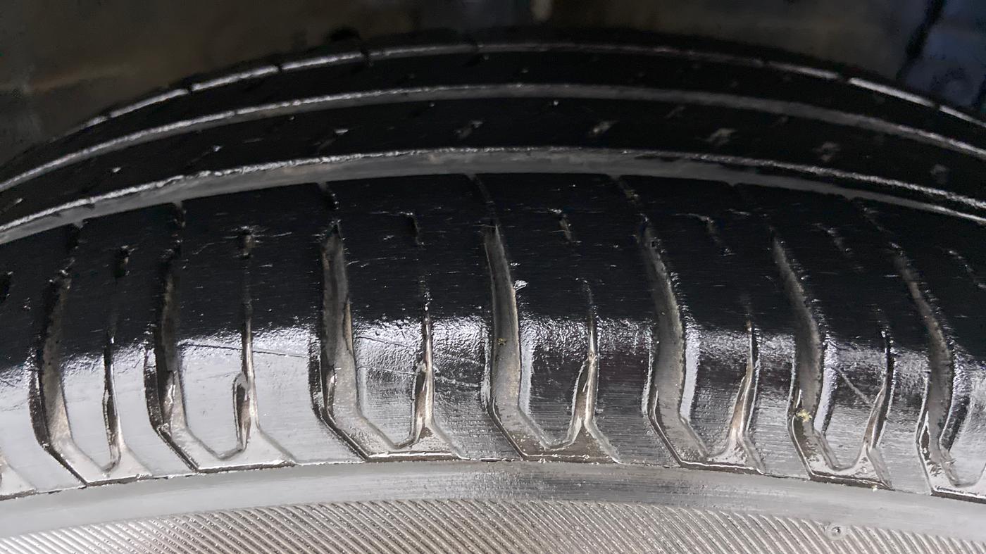 2013 Maruti Swift VXI D, Petrol, Manual, 65,099 km, Right Front Tyre Tread