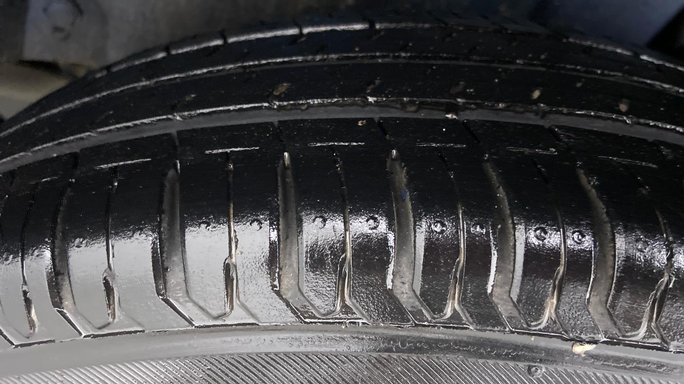2013 Maruti Swift VXI D, Petrol, Manual, 65,099 km, Left Rear Tyre Tread