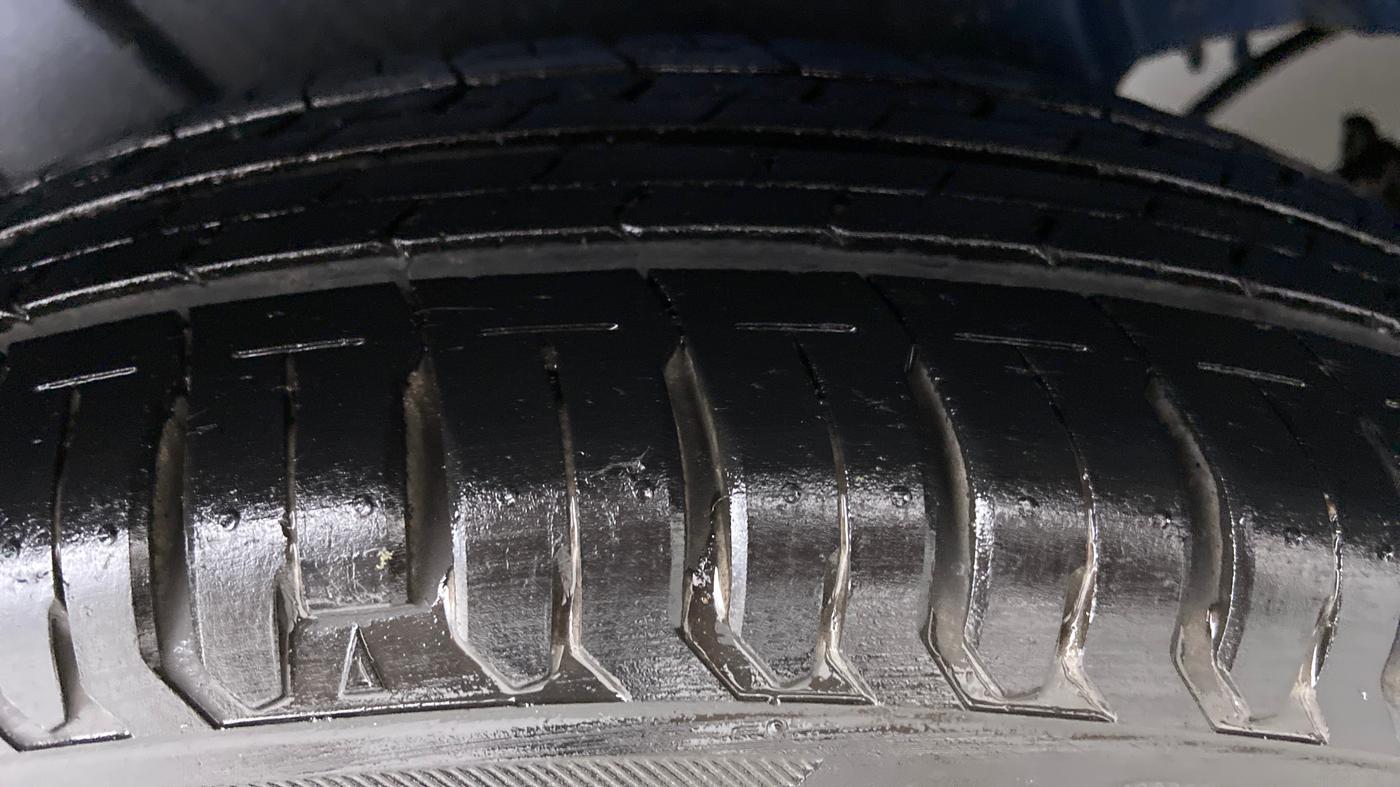 2013 Maruti Swift VXI D, Petrol, Manual, 65,099 km, Right Rear Tyre Tread