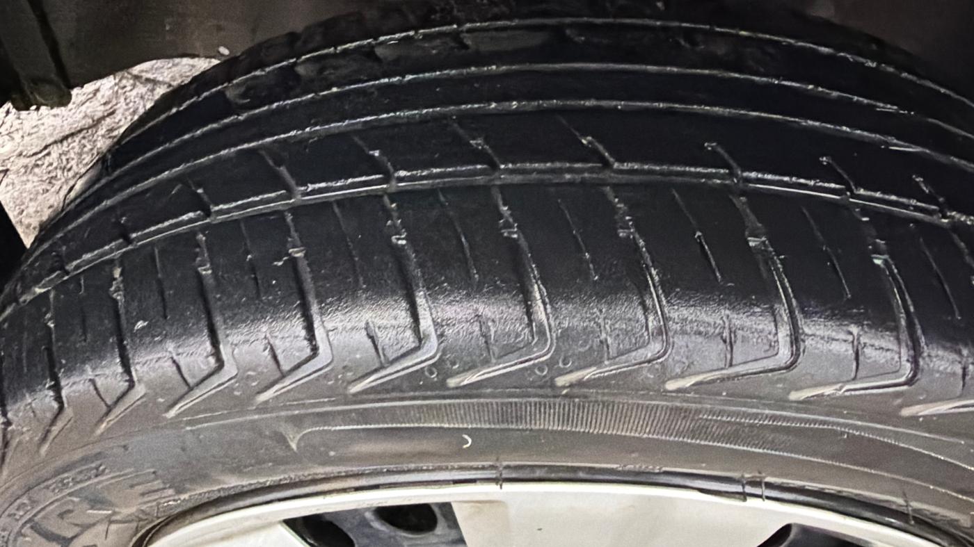 2015 Maruti Wagon R 1.0 VXI, Petrol, Manual, 39,588 km, Left Front Tyre Tread