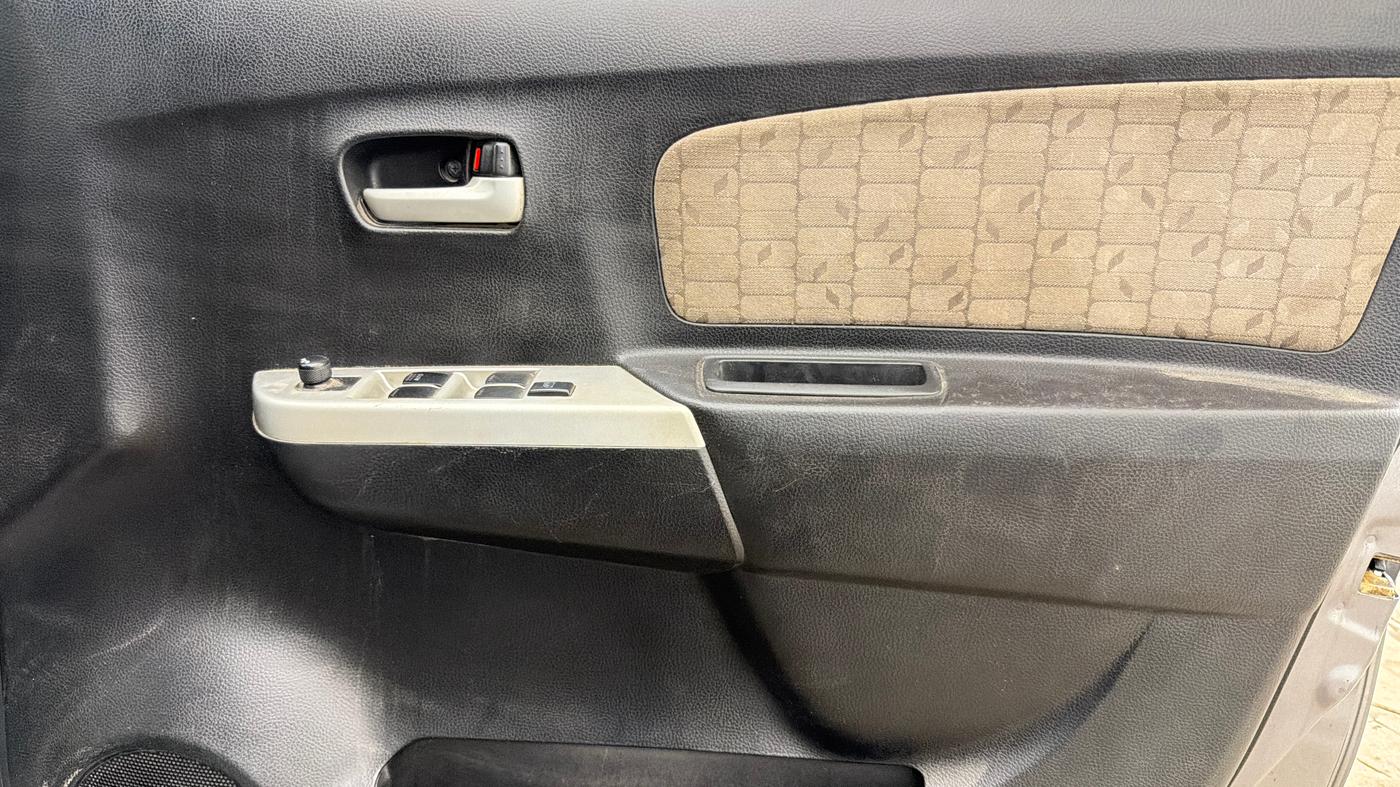 2015 Maruti Wagon R 1.0 VXI, Petrol, Manual, 39,588 km, Driver Side Door Panels Control