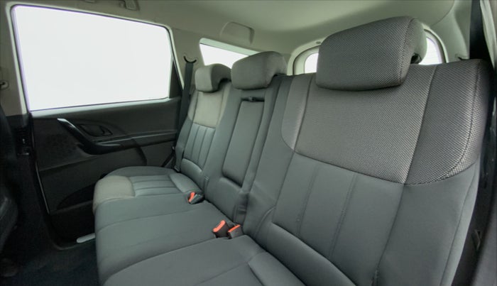 2019 Mahindra XUV500 W5 FWD, Diesel, Manual, 3,095 km, Right Side Door Cabin View