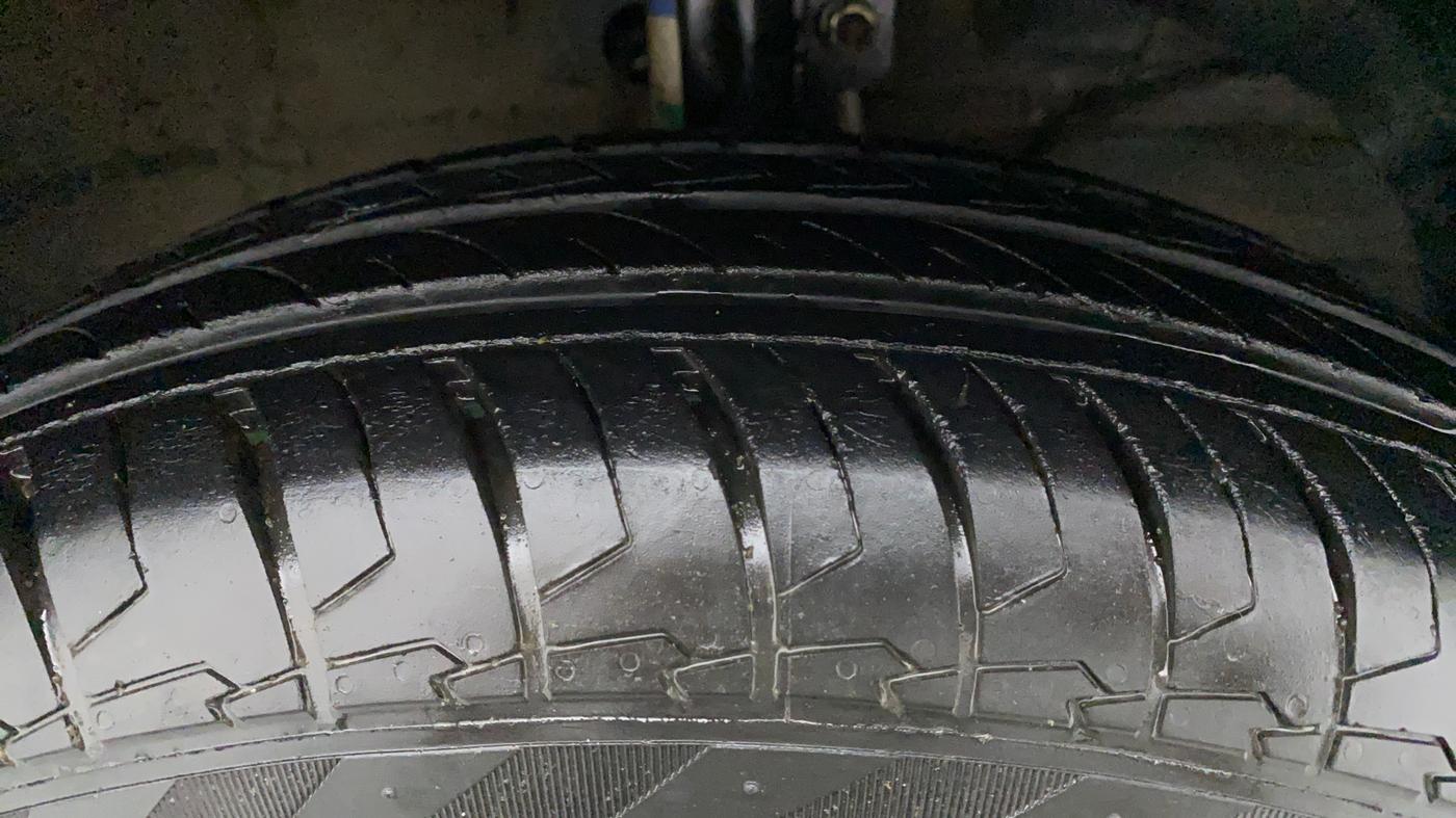 2021 Maruti Swift VXI, Petrol, Manual, 22,975 km, Right Front Tyre Tread