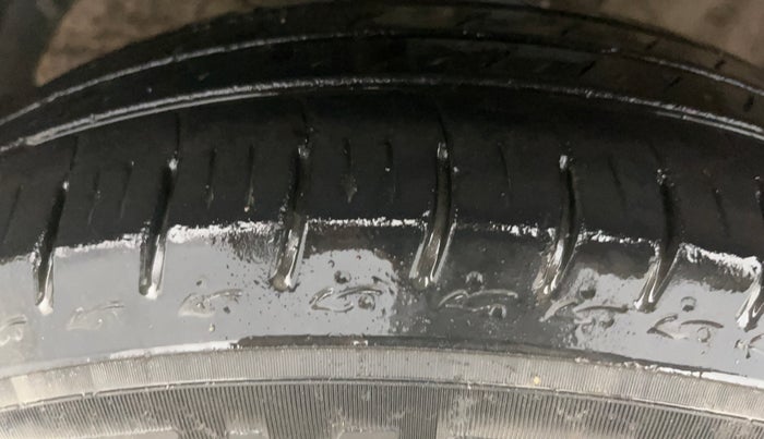 2018 Maruti Swift VXI, CNG, Manual, 93,415 km, Left Front Tyre Tread