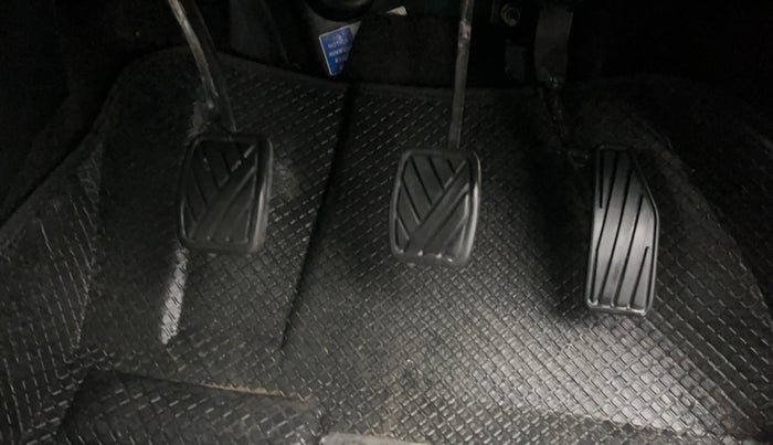 2018 Maruti Swift VXI, CNG, Manual, 93,415 km, Pedals