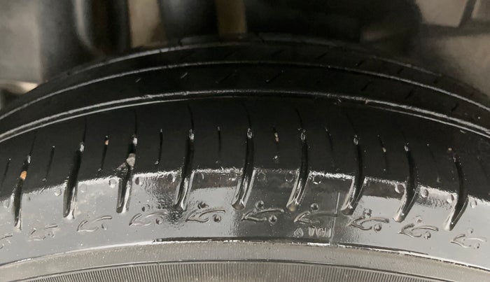 2018 Maruti Swift VXI, CNG, Manual, 93,415 km, Right Rear Tyre Tread