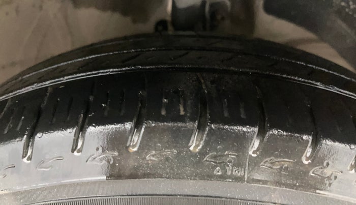 2018 Maruti Swift VXI, CNG, Manual, 93,415 km, Right Front Tyre Tread