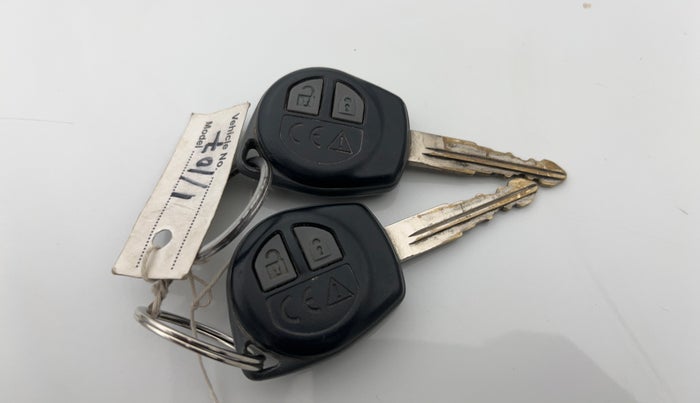 2018 Maruti Swift VXI, CNG, Manual, 93,415 km, Key Close Up