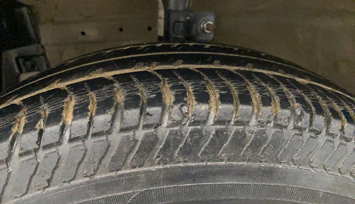 2016 Maruti Swift LXI, Petrol, Manual, 79,542 km, Left Front Tyre Tread