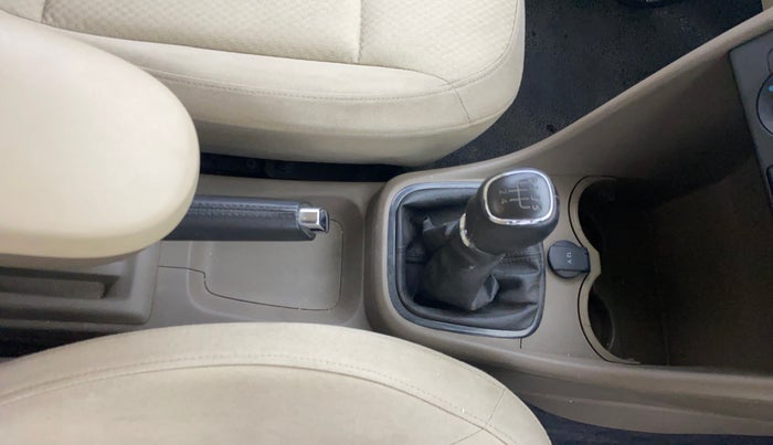 2014 Skoda Rapid AMBITION 1.6 MPI MT, Petrol, Manual, 49,878 km, Gear Lever