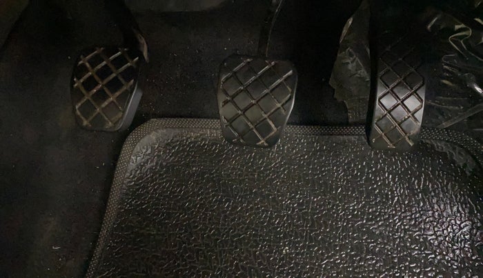 2014 Skoda Rapid AMBITION 1.6 MPI MT, Petrol, Manual, 49,878 km, Pedals