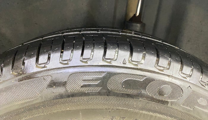 2014 Skoda Rapid AMBITION 1.6 MPI MT, Petrol, Manual, 49,878 km, Left Rear Tyre Tread