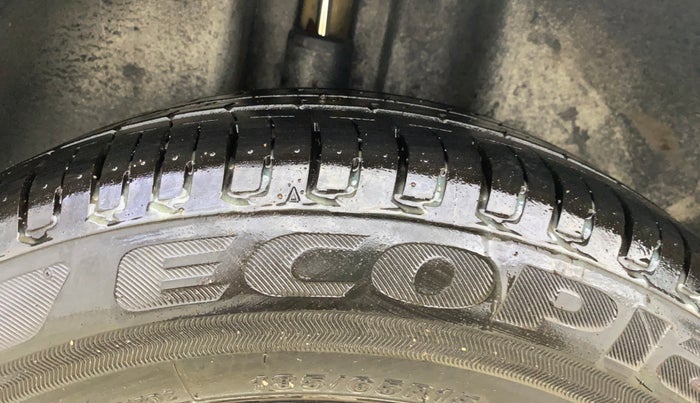 2014 Skoda Rapid AMBITION 1.6 MPI MT, Petrol, Manual, 49,878 km, Right Rear Tyre Tread