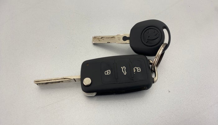 2014 Skoda Rapid AMBITION 1.6 MPI MT, Petrol, Manual, 49,878 km, Key Close Up