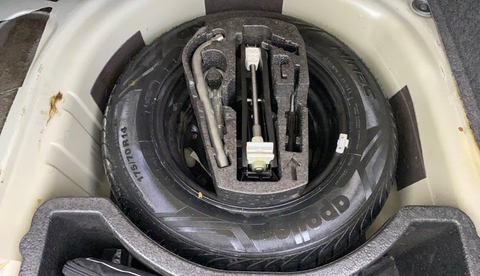 2014 Skoda Rapid AMBITION 1.6 MPI MT, Petrol, Manual, 49,878 km, Spare Tyre