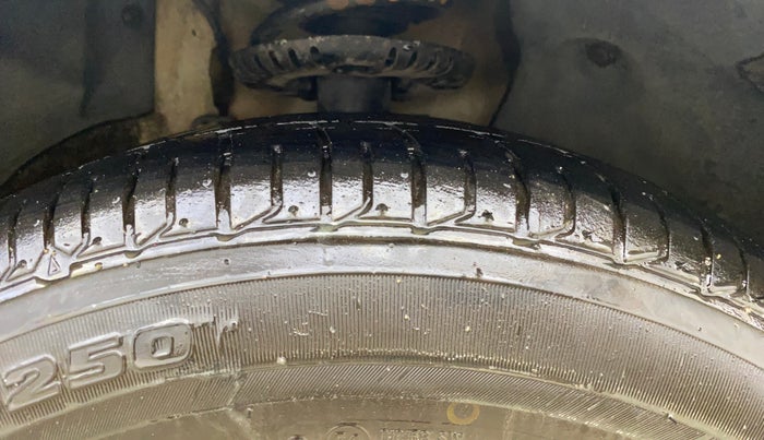 2014 Skoda Rapid AMBITION 1.6 MPI MT, Petrol, Manual, 49,878 km, Right Front Tyre Tread