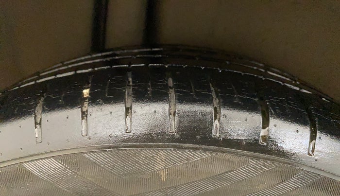 2017 Maruti Ciaz ALPHA  AT 1.4  PETROL, CNG, Automatic, 46,803 km, Right Rear Tyre Tread