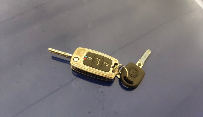 2021 Volkswagen Polo COMFORTLINE 1.0L TSI, Petrol, Manual, 36,511 km, Key Close Up