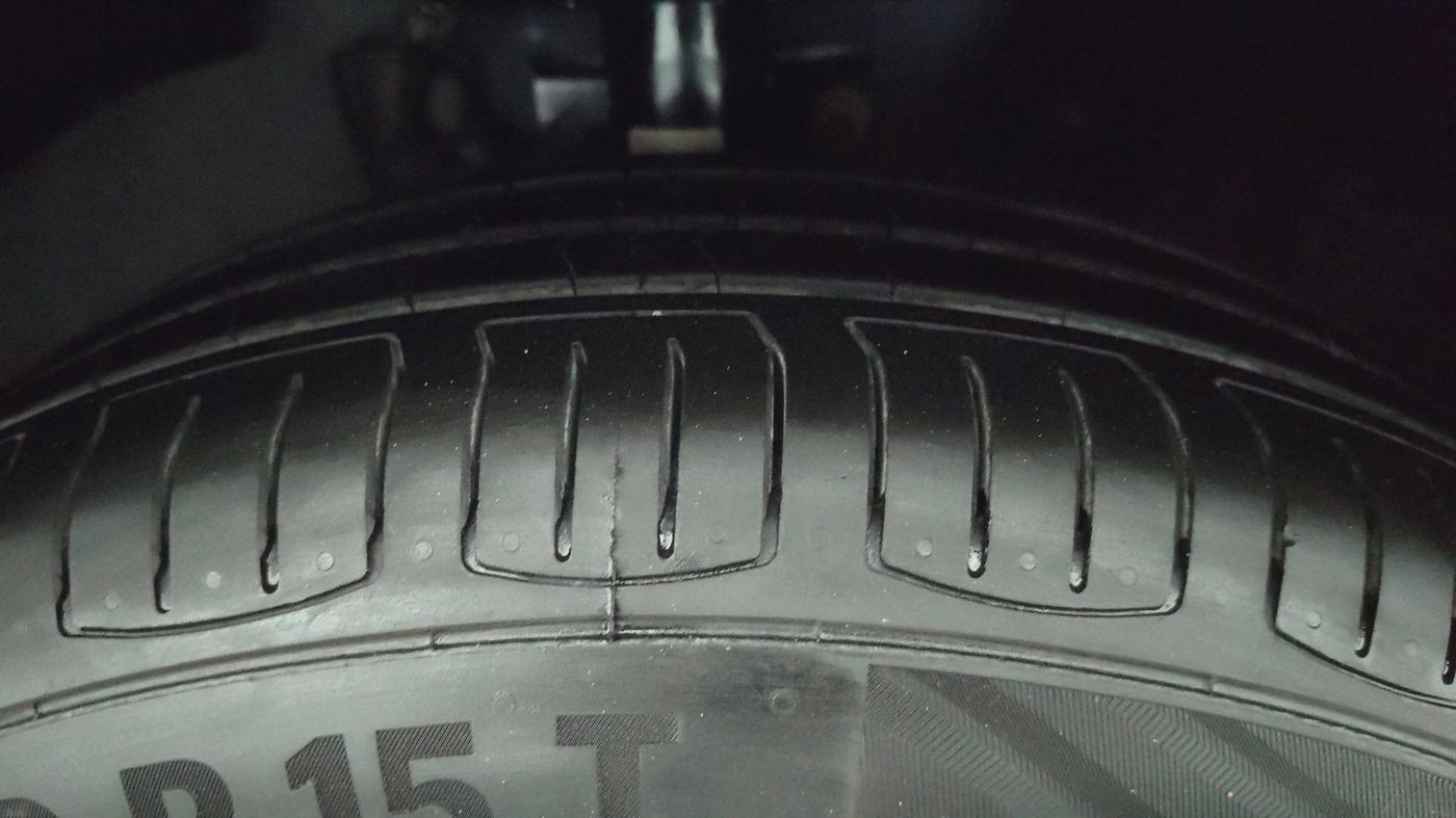 2021 Volkswagen Polo COMFORTLINE 1.0L TSI, Petrol, Manual, 36,511 km, Right Front Tyre Tread