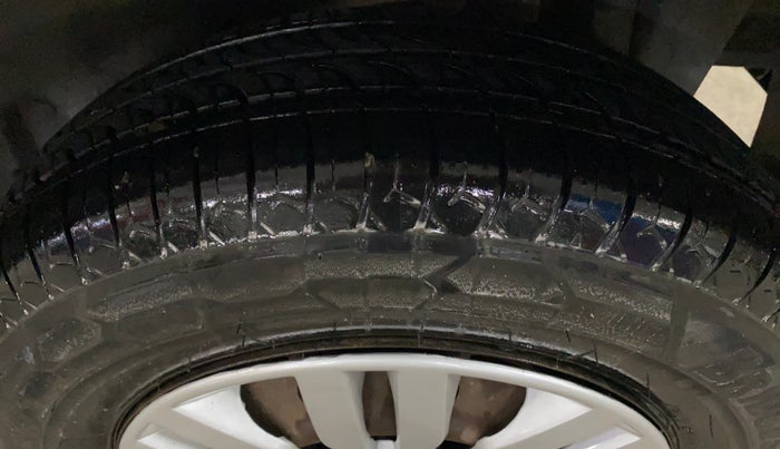 2016 Maruti Swift VXI, Petrol, Manual, 63,076 km, Left Rear Tyre Tread