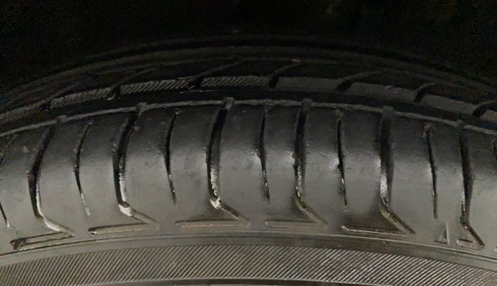 2011 Maruti Ritz VDI, Diesel, Manual, 60,841 km, Right Front Tyre Tread