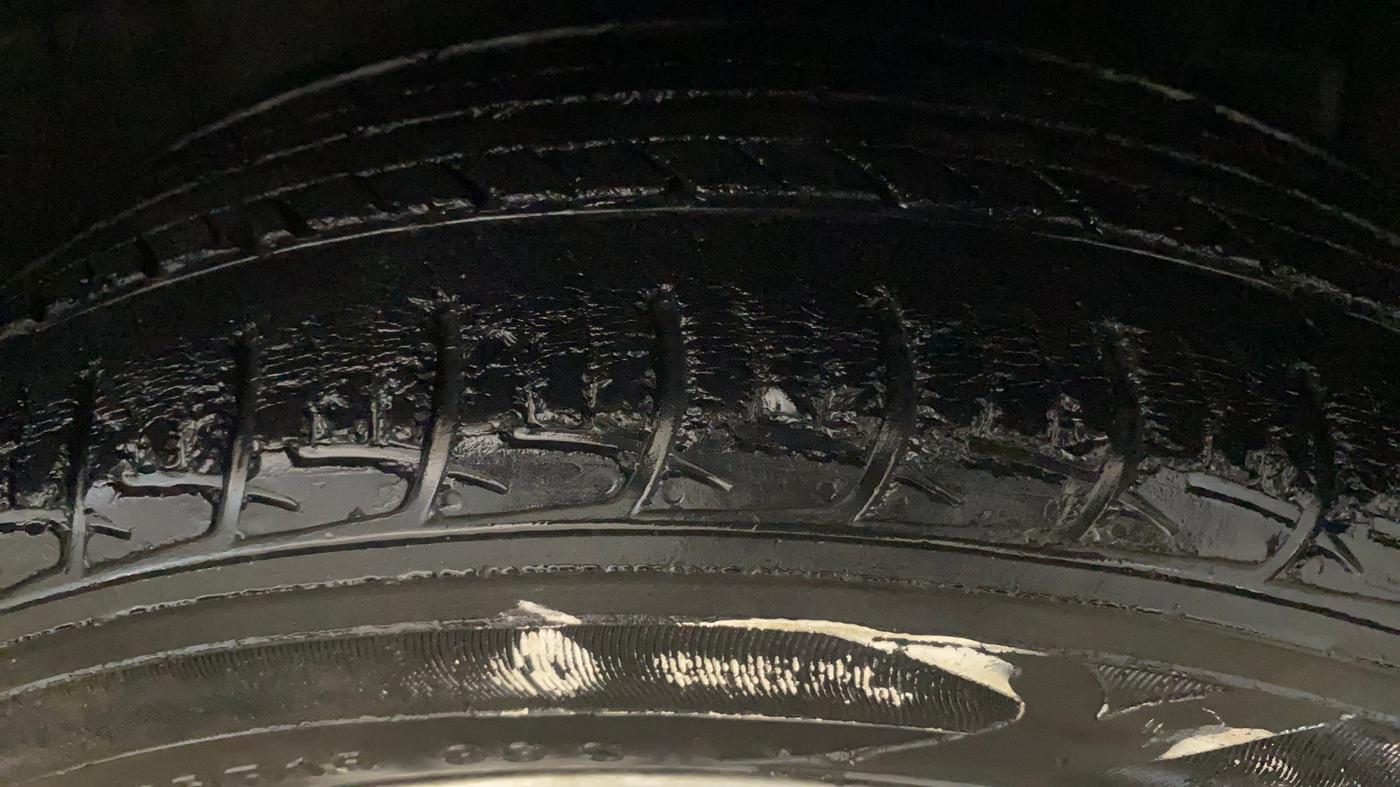 2014 Maruti Ertiga VXI, Petrol, Manual, 30,602 km, Right Front Tyre Tread