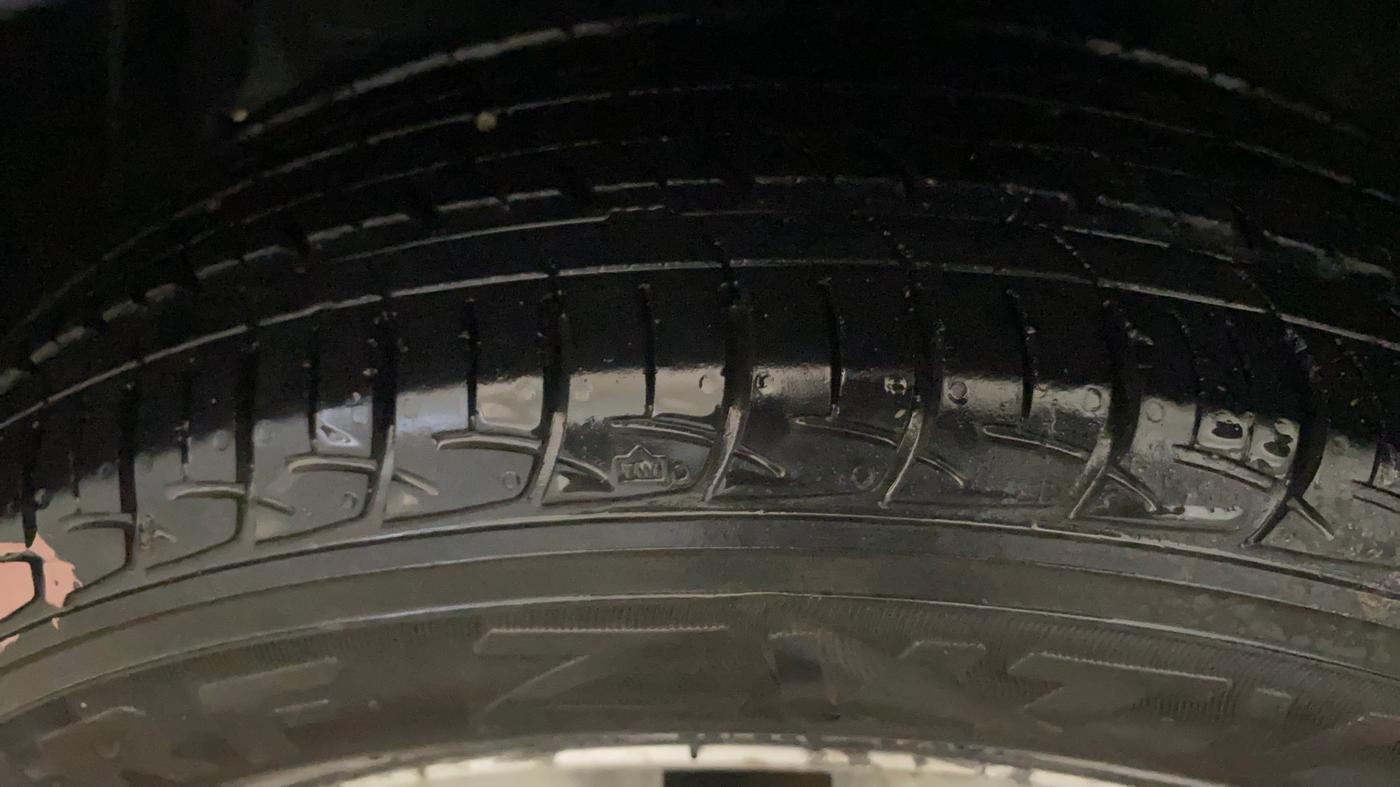 2014 Maruti Ertiga VXI, Petrol, Manual, 30,602 km, Left Front Tyre Tread