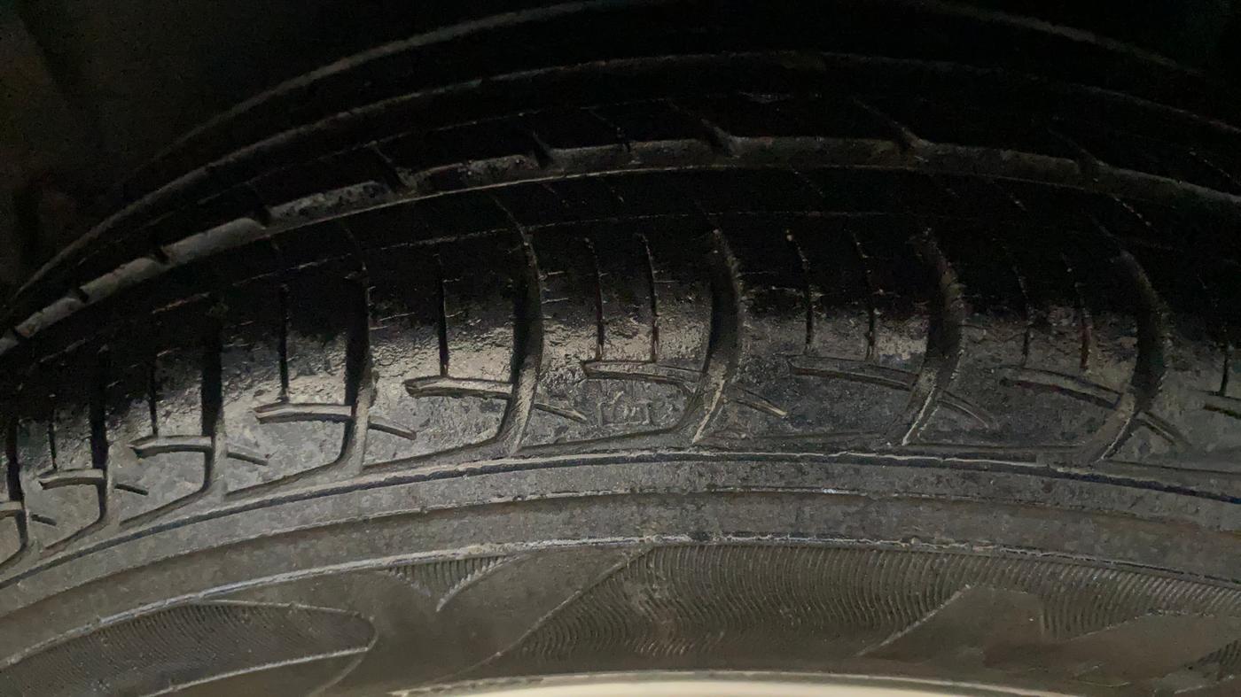 2014 Maruti Ertiga VXI, Petrol, Manual, 30,602 km, Left Rear Tyre Tread