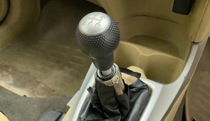 2010 Honda City 1.5L I-VTEC V MT, Petrol, Manual, 77,487 km, Gear lever - Boot cover slightly torn